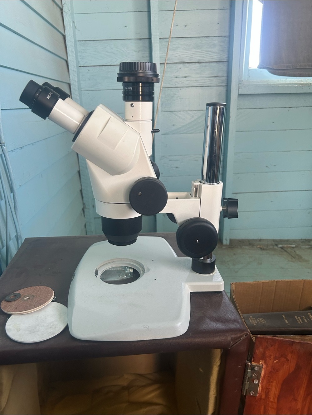 Stemi 2000-C Stereo Microscope Binocular
Upright Motic K Base Carry Case